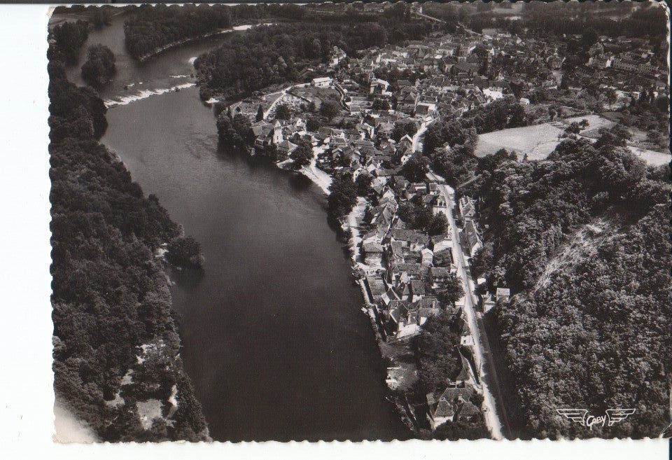 Postal-Postcard 17467: BEAULIEU - La Dordogne la Chapelle des Penitents et le Vieux Quartier