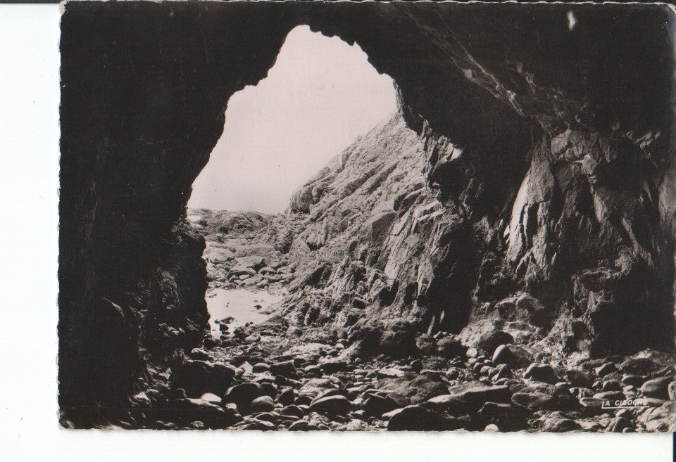 Postal-Postcard 17472: LE POULIGUEN - La Grotte des Korrigans