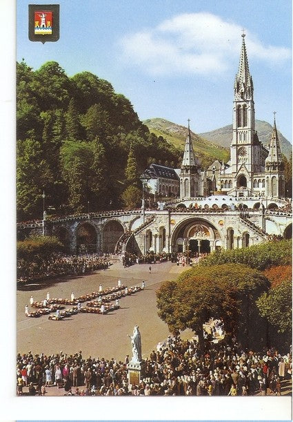 Postal 046863 : Lourdes. Los enfermos asistiendo al Via Crucis