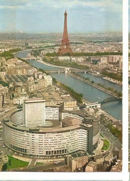 Postal 046898 : Couleurs et Lumiere de France. En survolant Paris. La Maison de la Radio. La Seine et la Tour Eiffel