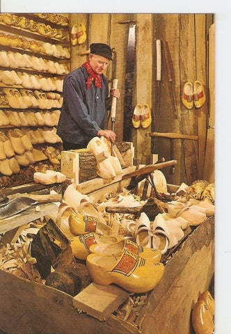 Postal 047412 : Holland. Clogmaker in his workshop