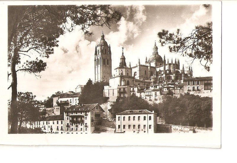 Postal 027054 : Segovia: La Catedral (Vista tomada desde el pinar)