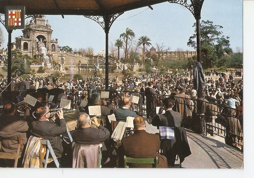 Postal 032343 : Barcelona tipica. Cascada del Parque de la Ciudadela Cobla sardanista