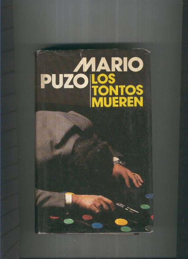 Los tontos mueren