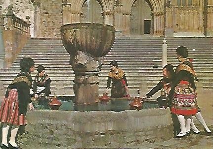 POSTAL 54939: GUADALUPPE Caceres. Jovenes en la plaza