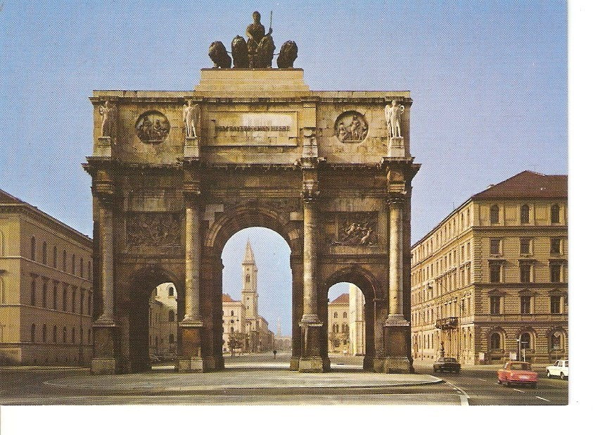 Postal 032239 : Munchen. The Gate of Victory with Ludwing-Church