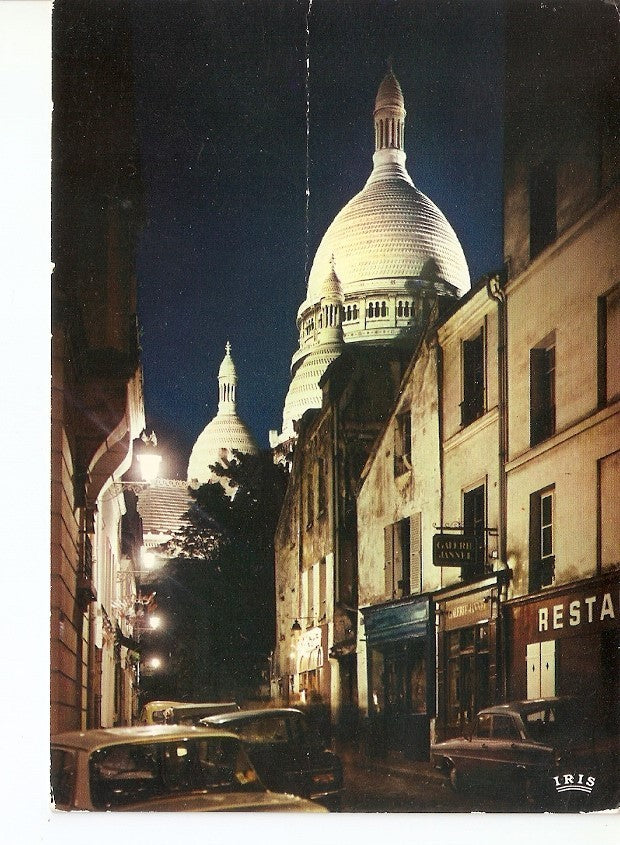 Postal 033652 : Paris. Les coupoles du Sacre-Coeur dominant les ruelles de Montmartre