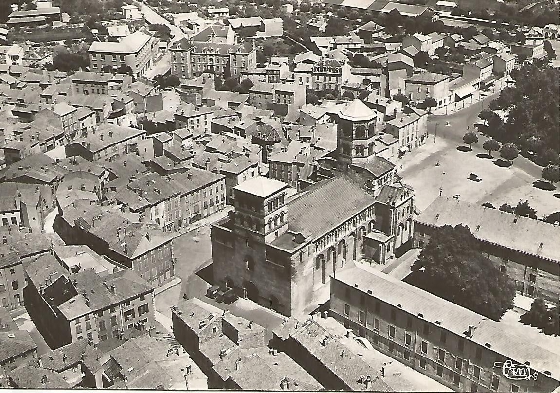 Postal 51174: ISSOIRE - Vista aerea