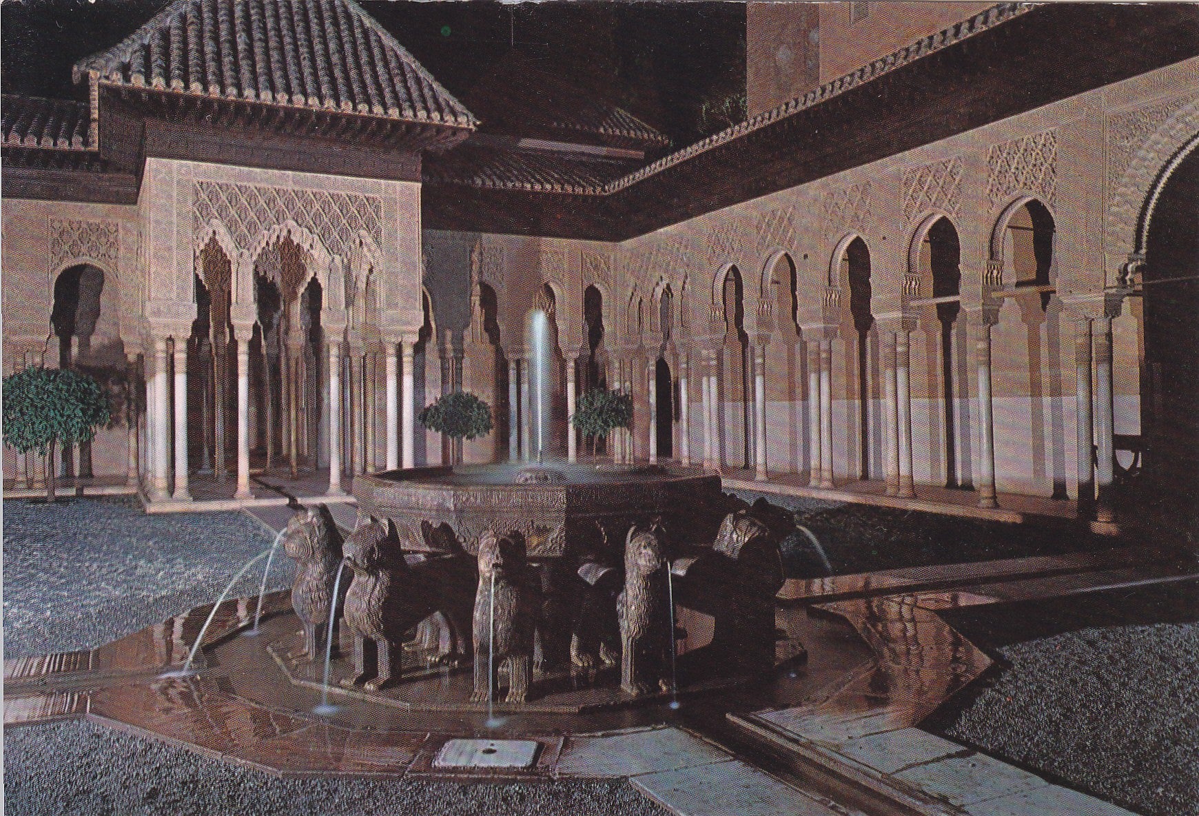 Postal 60999: Patio de los leones iluminado. Alhambra (Granada)