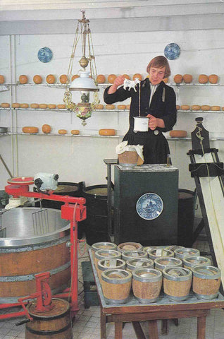 Postal 61096: Foto de una persona haciendo queso
