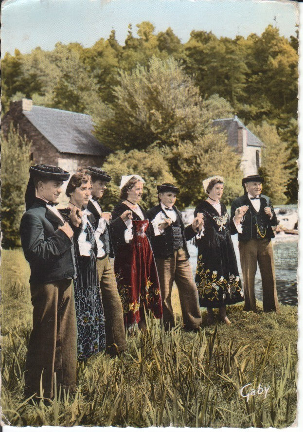 Postal-Postcard 17374: LE BRETAGNE - Cercle folkrorique Beaumanoir