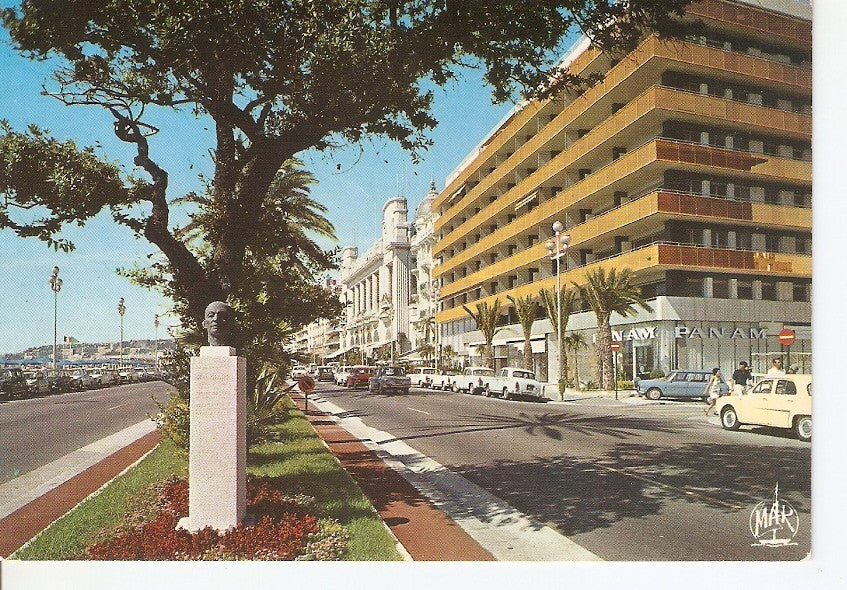 Postal 041893 : La Cote dAzur - Nice. La Promenade des Anglais. Le stele erige en momoire de J. Medecin Maire de Nice