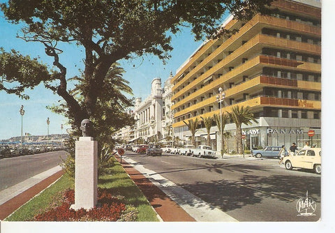 Postal 041893 : La Cote dAzur - Nice. La Promenade des Anglais. Le stele erige en momoire de J. Medecin Maire de Nice