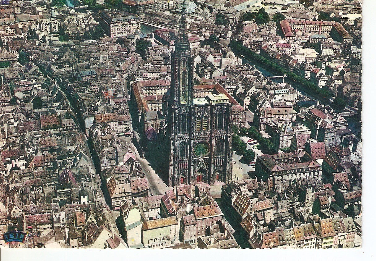 Postal 037525 : En avion sur Strasbourg. La Cathedrale