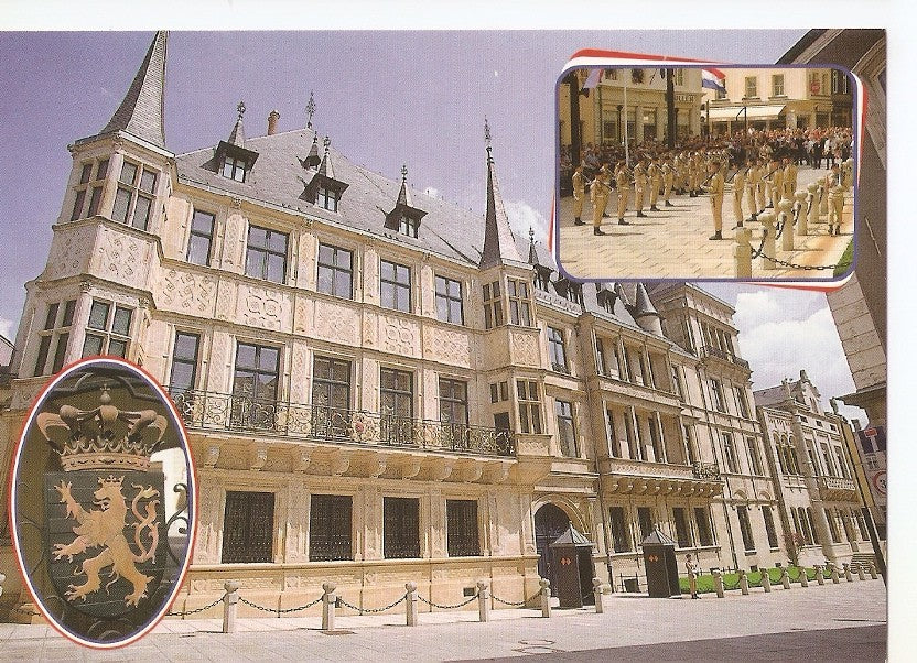 Postal 043245 : Palais. La releve de la Garde.  Armoiries Porte / Maison de Raville