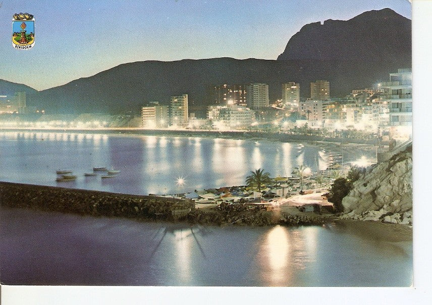 Postal 037398 : Benidorm (España). Puerta y playa poniente de noche