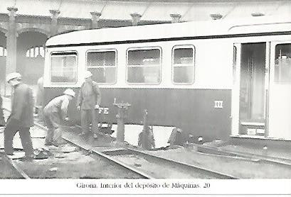 POSTAL 55229: Interior deposito de maquinas reparando la WR857III deRenfe. 1979