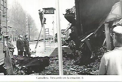 POSTAL 55256: Descarrilamiento multiple de Camallera. Daños zona de la estacion- 1964