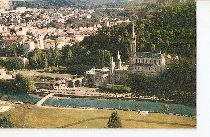 Postal 030552 : Lourdes. La Basilique et la grotte