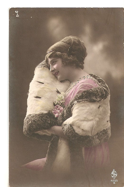 Postal 036299 : Postal coloreada. Mujer con su abrigo