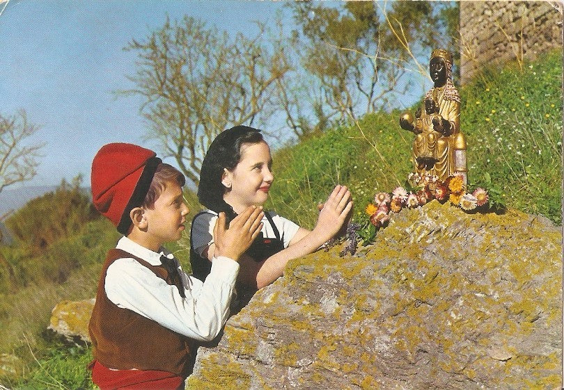 Postal 030554 : Pareja niños rezando ante pequeño idolo de la Moreneta