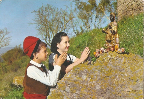 Postal 030554 : Pareja niños rezando ante pequeño idolo de la Moreneta
