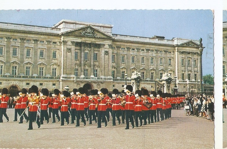 Postal 045002 : The Guards Band Outside. Buckingham Palace London