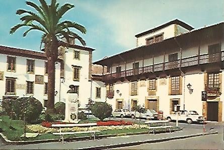 POSTAL 55658: VILLAVICIOSA. Plaza de Jose Antonio