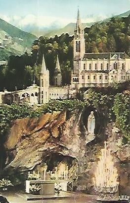 POSTAL 55970: LOURDES. Gruta y basilica