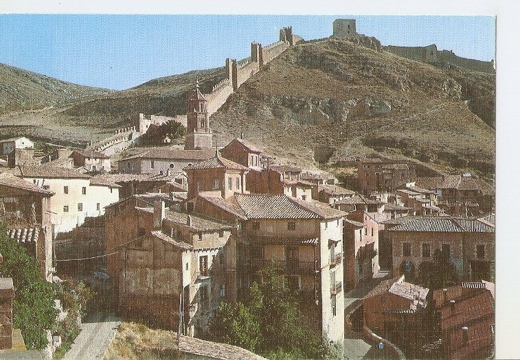 Postal 048106 : Albarracin (Teruel). Ciudad Historica y Monumental. Vista panoramica y murallas