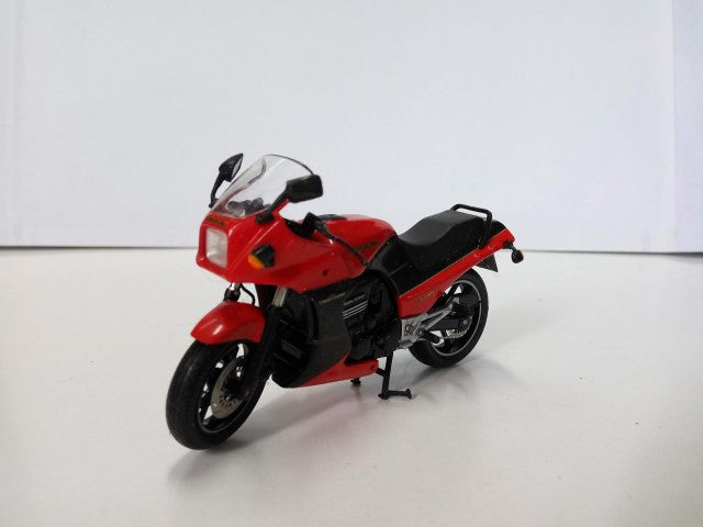 Moto Escala/Scale Diecast Motorcycle: KAWASAKI GPZ900R, Roja (1984)