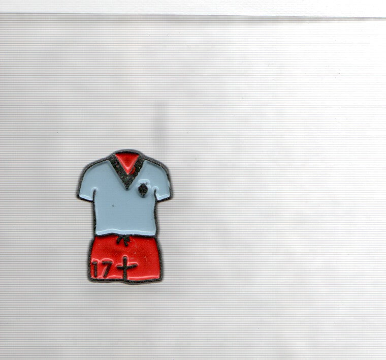 Pins: Camiseta azul y rojo