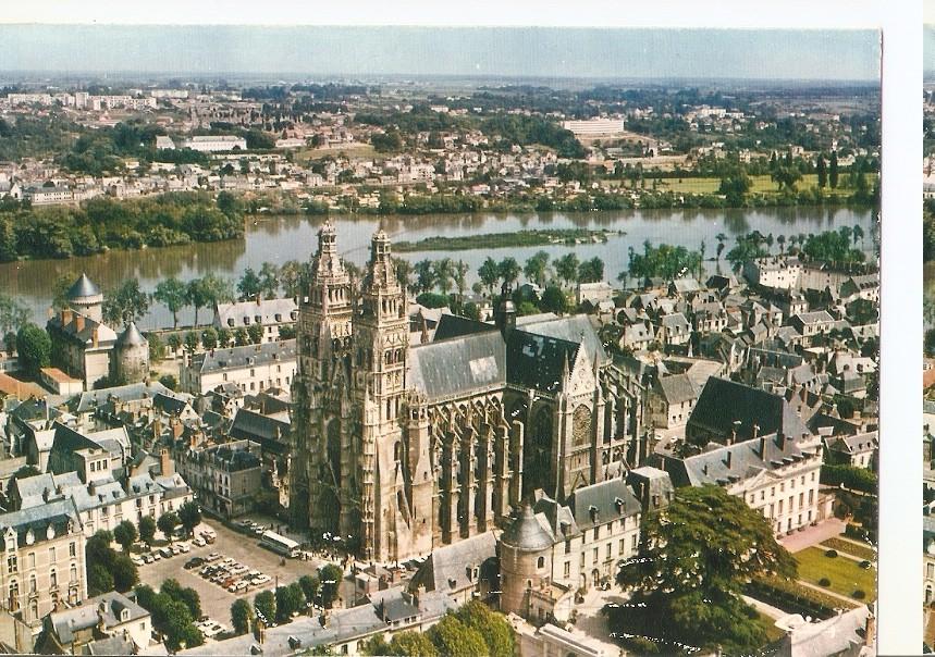 Postal 045930 : Tours (I.-et-L.). Vue aerienne - La cathedrale