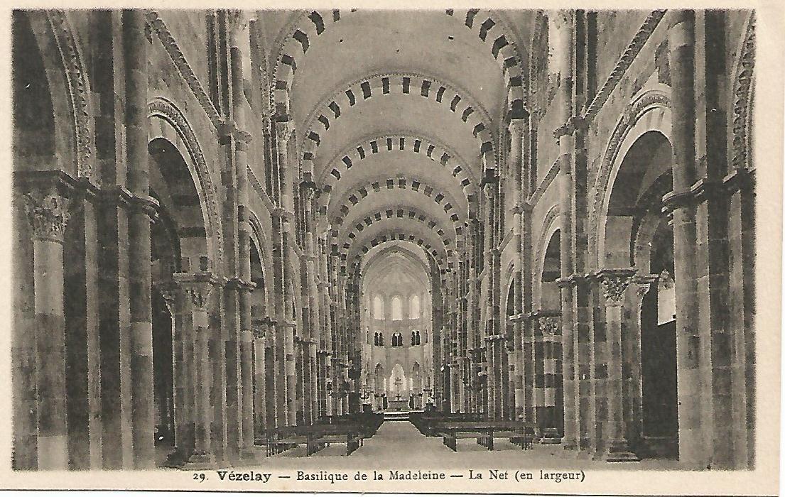 Postal 52510: VEZELAY. Nave central de la Basilica