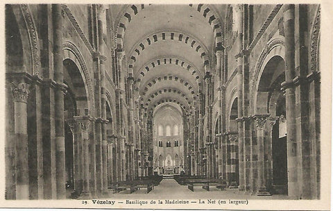 Postal 52510: VEZELAY. Nave central de la Basilica