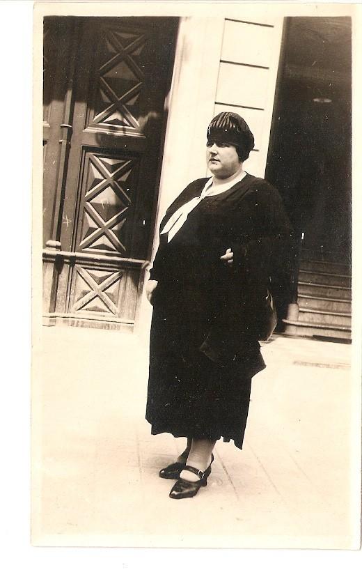 Postal 028374 : Mujer de negro en la calle