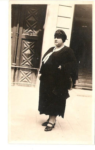 Postal 028374 : Mujer de negro en la calle