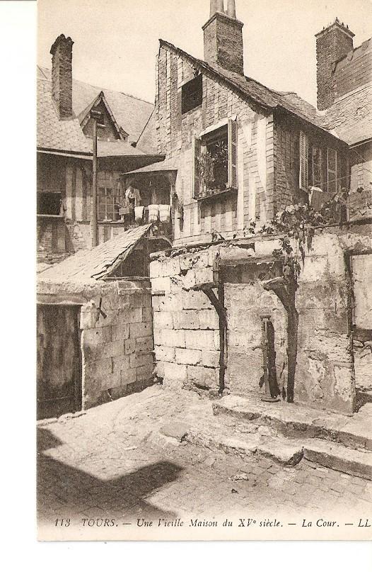 Postal 027267 : Tours. Une Vieille, Maison du XV siecle. La Cour