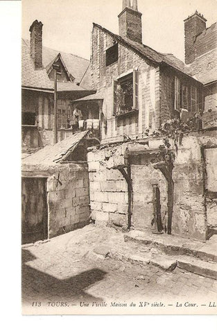 Postal 027267 : Tours. Une Vieille, Maison du XV siecle. La Cour