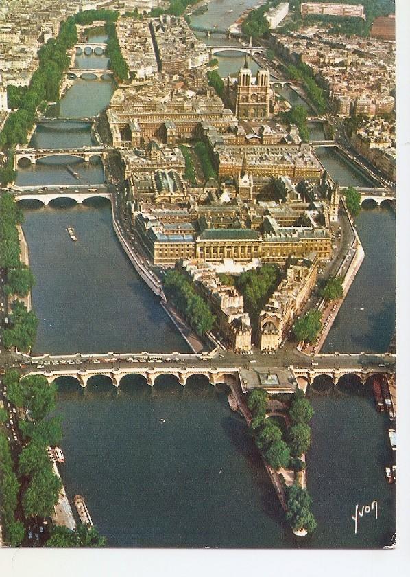 Postal 034511 : En survolant Paris. Lille de la Cite et la Seine 