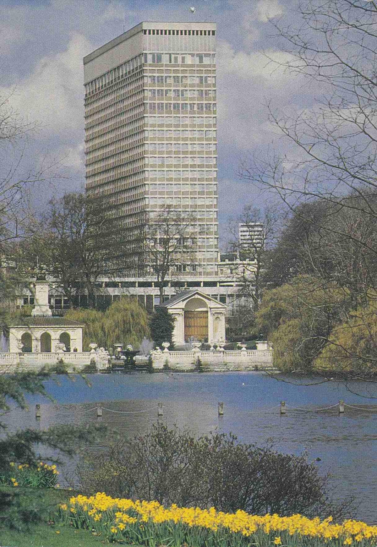 Postal 61103: Hotel Royal Lancaster visto desde el High Park. Londres