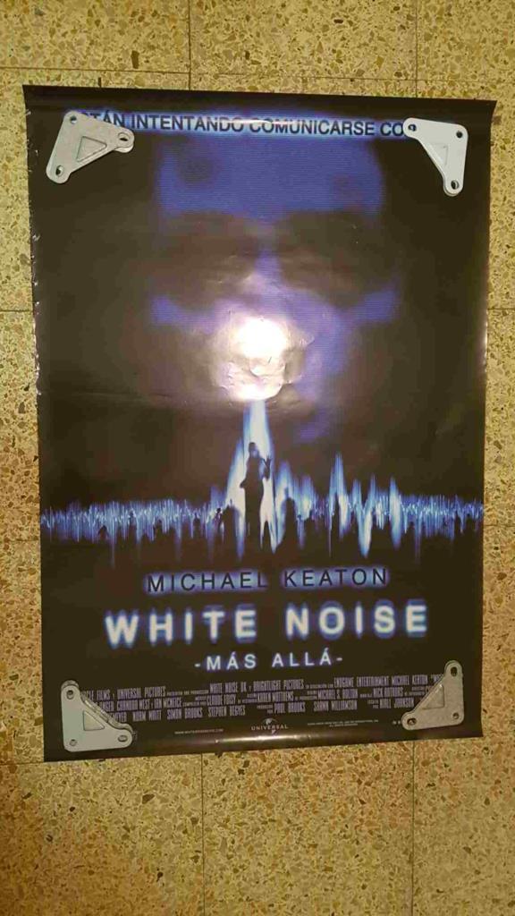 Poster de cine: White Noise - Mas alla con Michael Keaton (2005)