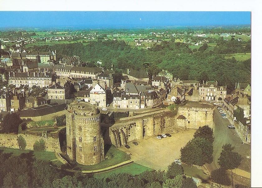 Postal 030257 : Dinan. Le Château de la Duchesse Anne (cliche aerien Heurtier-Rennes)