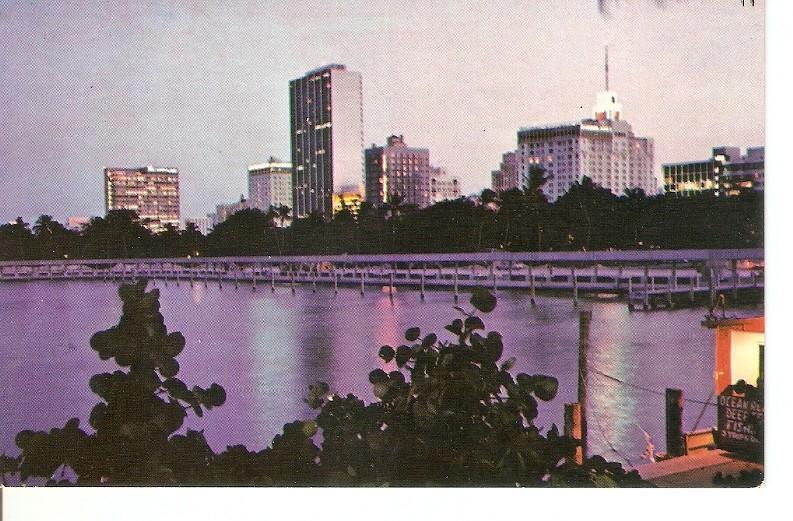 Postal 046451 : Miamis Bayfront Park and Boulevard hotels are silhouetted at twilight
