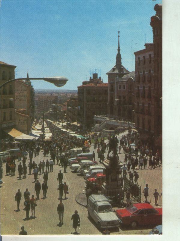 Postal 011467: Vista del Rastro de Madrid con monumento a Cascorro