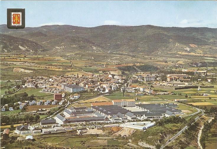 Postal 048800 : Pirineo Aragones (Huesca). Jaca (Perla del Pirineo). Vista general en primer termino escuela M. Montaña