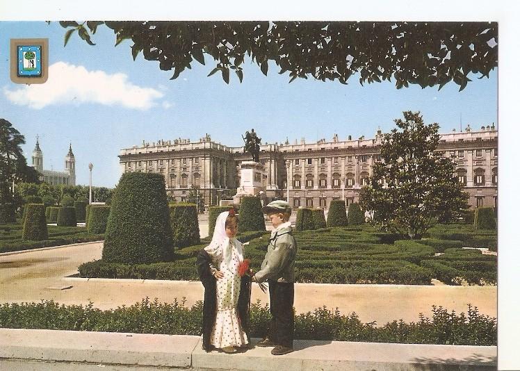 Postal 048580 : Madrid. Palacio Real y pareja tipica