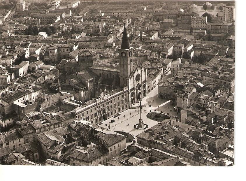 Postal 026942 : Piacenza dallAereo, piazza Duomo e Cattedrale