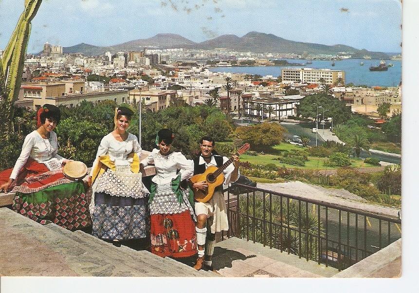 Postal 024082 : Vista parcial de Ciudad de Jardin con puerto de la Luz e isleta al fondo - Gran Canaria