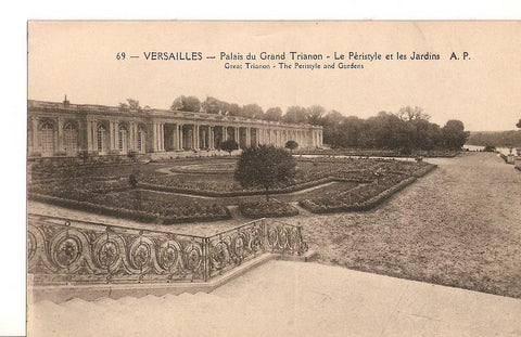 Postal 027355 : Versailles. Palais du Grand Trianon. Le Peristyle et les Jardins A. P.